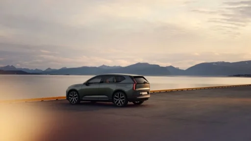 Volvo EX60 já disponível para encomenda em Portugal 6 O Volvo EX60 nas margens de um lago