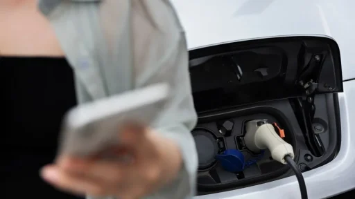 Carregamentos na rede pública cresceram 45% 7 Um carro elétrico a carregar. Em 2025 foram feitos 8,8 milhões de carregamentos