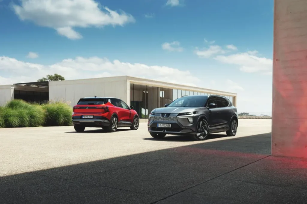 Histórico! Carros elétricos foram os mais vendidos em 2025 8 Dois Eclipse Cross EV estacionados, mostrando a frente e a traseira do modelo