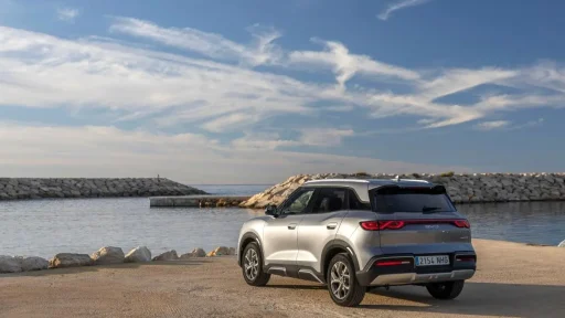 BYD ATTO 2 Comfort: novo SUV elétrico já tem preço para Portugal 6 BYD ATTO 2 Comfort ao pé da barra de um rio