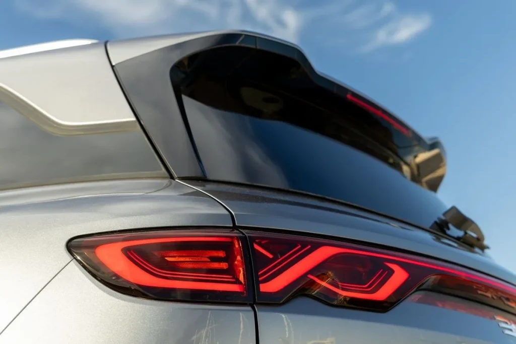 BYD ATTO 2 Comfort: novo SUV elétrico já tem preço para Portugal 7 farolim traseiro do BYD ATTO 2 Comfort em forma de "nó chinês"