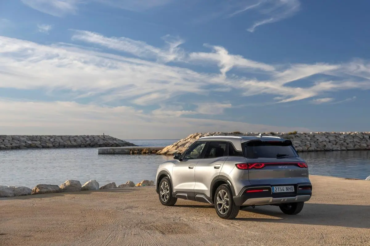 BYD ATTO 2 Comfort: novo SUV elétrico já tem preço para Portugal 2 BYD ATTO 2 Comfort ao pé da barra de um rio