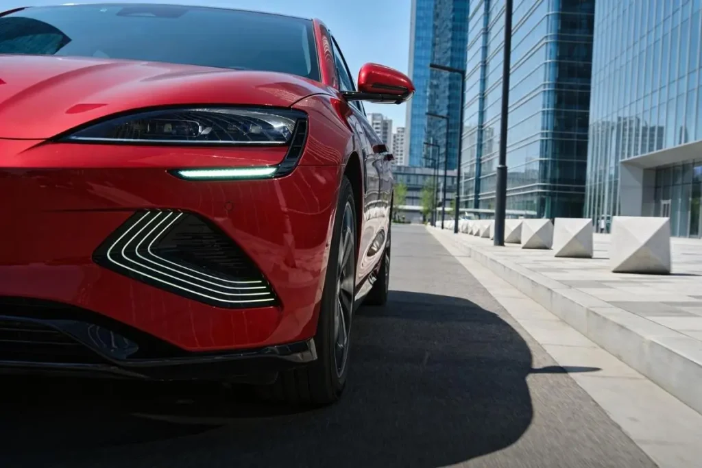 Que se passa com a BYD? Marca diminui vendas na China 7 Pormenor da frente do BYD Seal