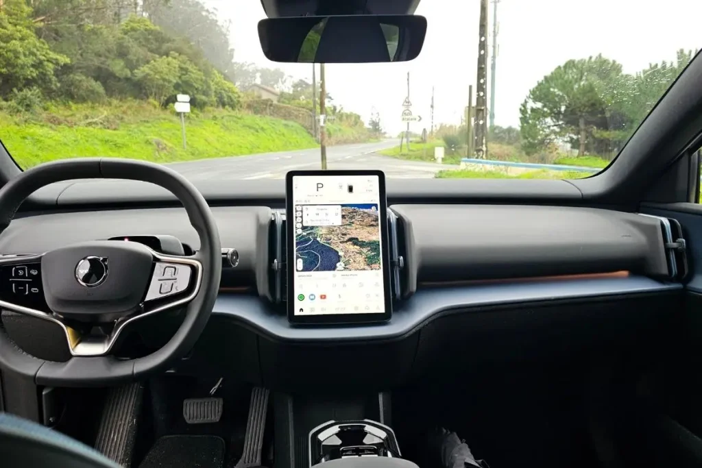 EX30: ao volante do mais giro dos Volvo 7 Fotografia do interior do Volvo EX30, em que se vê o tablier com o ercã de 12,3 polegadas