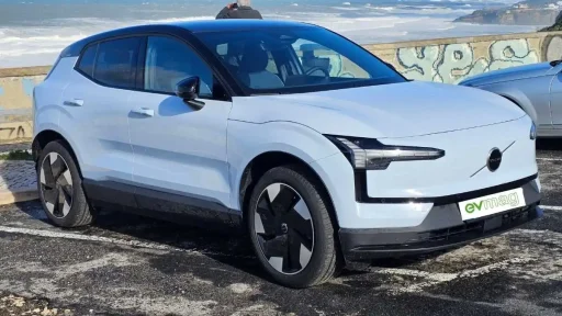 Volvo entrega mais 3.900 elétricos no primeiro trimestre 7 Um Volvo EX30 estacionado junto à praia