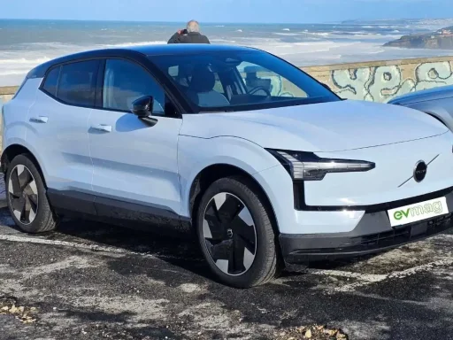 Volvo entrega mais 3.900 elétricos no primeiro trimestre 4 Um Volvo EX30 estacionado junto à praia