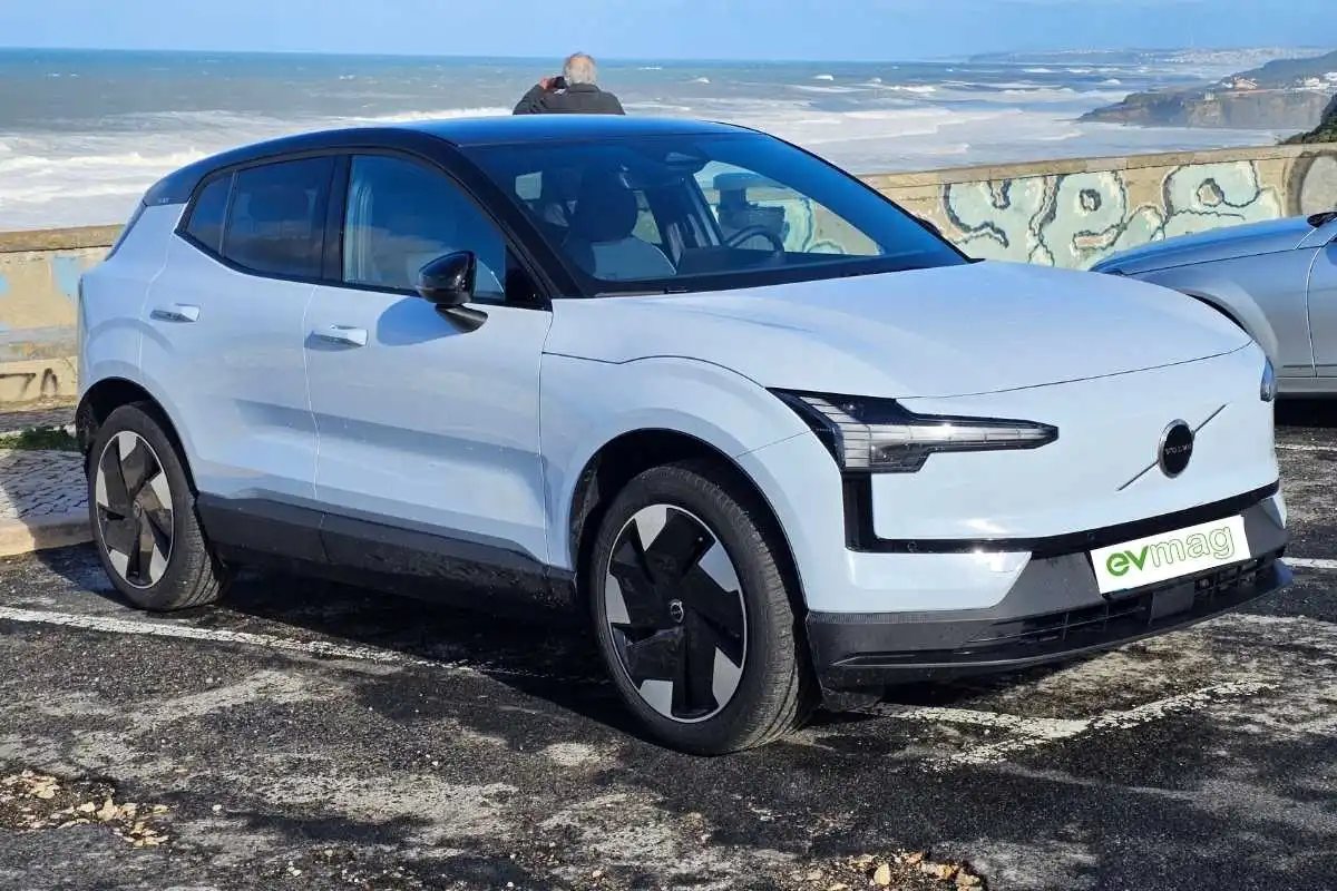 Volvo entrega mais 3.900 elétricos no primeiro trimestre 2 Um Volvo EX30 estacionado junto à praia