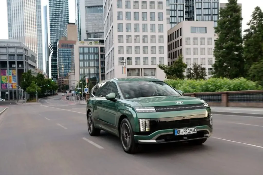 Novos MG4 EV e MGS6 EV chegam a Portugal 9 IONIQ 9 nas ruas de uma cidade