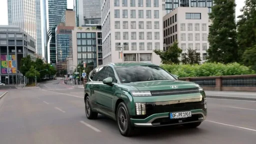 Novo Hyundai IONIQ 9 já em pré-venda em Portugal 6 IONIQ 9 nas ruas de uma cidade