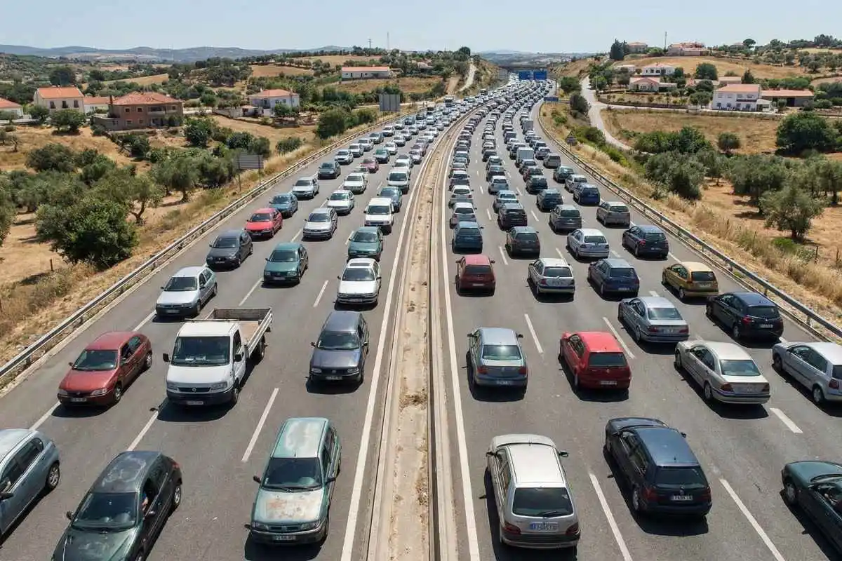 ACAP quer incentivo ao abate para tirar 40 mil carros velhos da estrada em 2026 2 carros velhos na estrada