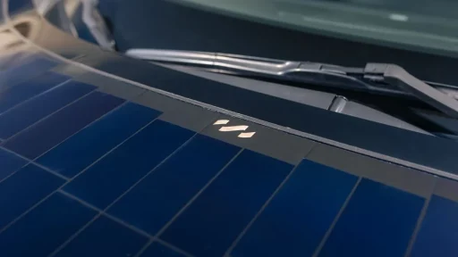 Painéis solares em Nissan Ariya dão ganhos de autonomia 6 Painéis solares montados no capot do Nissan Ariya