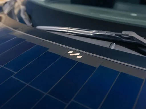 Painéis solares em Nissan Ariya dão ganhos de autonomia 3 Painéis solares montados no capot do Nissan Ariya