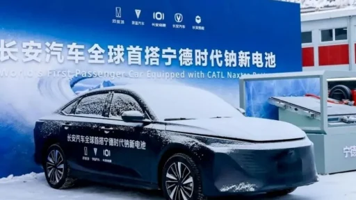 Changan e CATL colocam na estrada o primeiro elétrico de passageiros com bateria de iões de sódio 6 O Changan Nevo A06 é o primeiro elétrico com bateria de iões de sódio. Na apresentação, um modelo coberto de neve