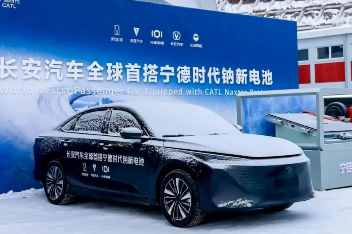 Changan e CATL colocam na estrada o primeiro elétrico de passageiros com bateria de iões de sódio 2 O Changan Nevo A06 é o primeiro elétrico com bateria de iões de sódio. Na apresentação, um modelo coberto de neve