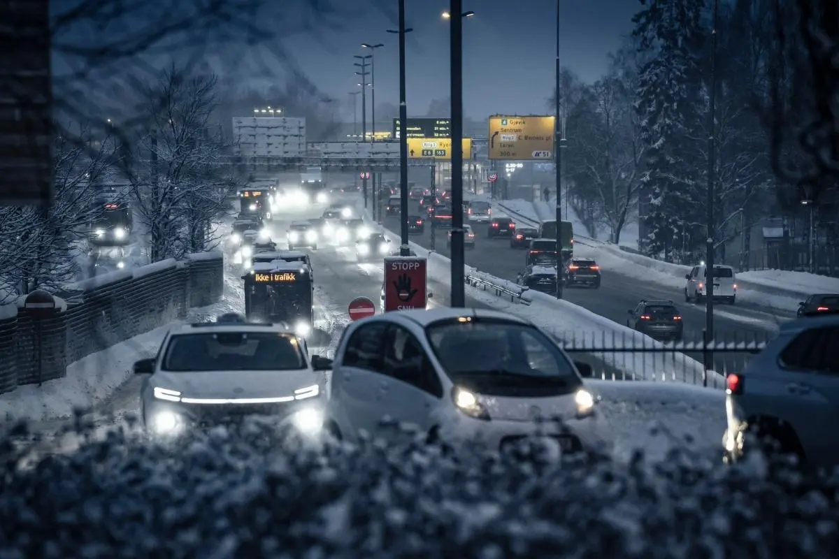 Um milhão de carros elétricos na Noruega: 1 em cada 3 carros já não usa combustível 2 Estrada de Oslo, Noruega, ao lusco fusco num dia cinzento e com neve, com carros elétricos em destaque