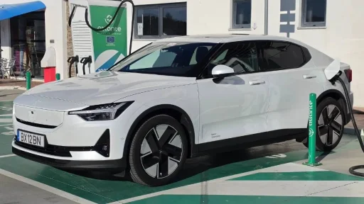 7 mitos sobre carros elétricos (finalmente) desmontados 8 mitos carros elétricos. Um Polestar 2 carrega num posto público