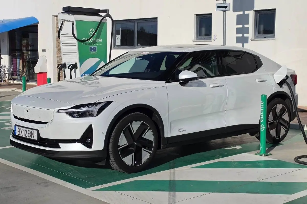 7 mitos sobre carros elétricos (finalmente) desmontados 2 mitos carros elétricos. Um Polestar 2 carrega num posto público