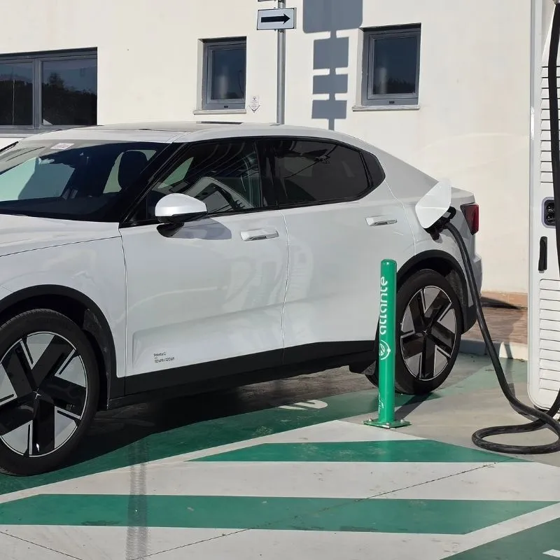 7 mitos sobre carros elétricos (finalmente) desmontados 4 7 mitos carros elétricos. Um Polestar 2 carrega num ponto de abastecimento rápido