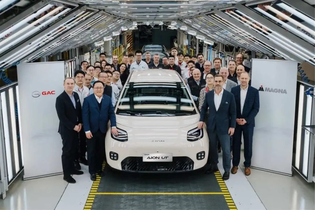 43% dos TVDE já são elétricos. Lisboa quer 100% até 2030 8 O primeiro Aion UT a sair da linha de montagem, com toda a equipa que o montou