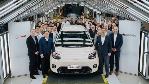 AION UT começa a ser fabricado na Áustria 6 O primeiro Aion UT a sair da linha de montagem, com toda a equipa que o montou