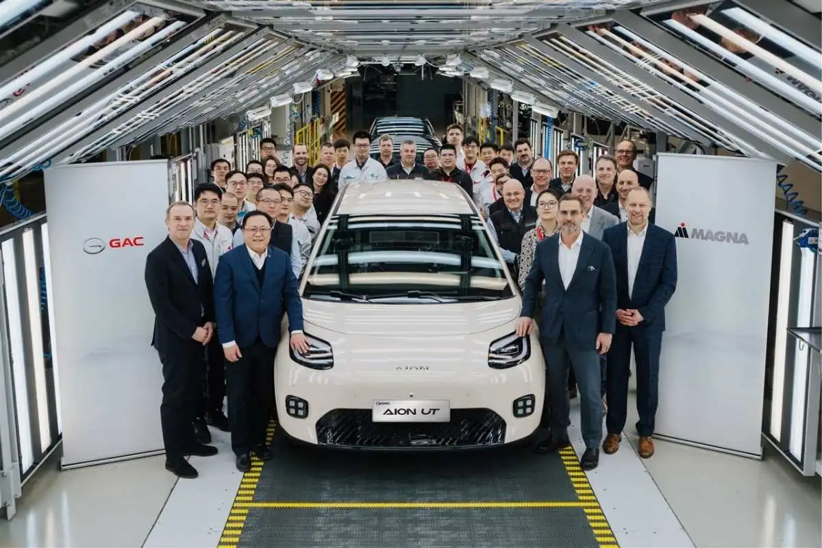 AION UT começa a ser fabricado na Áustria 2 O primeiro Aion UT a sair da linha de montagem, com toda a equipa que o montou