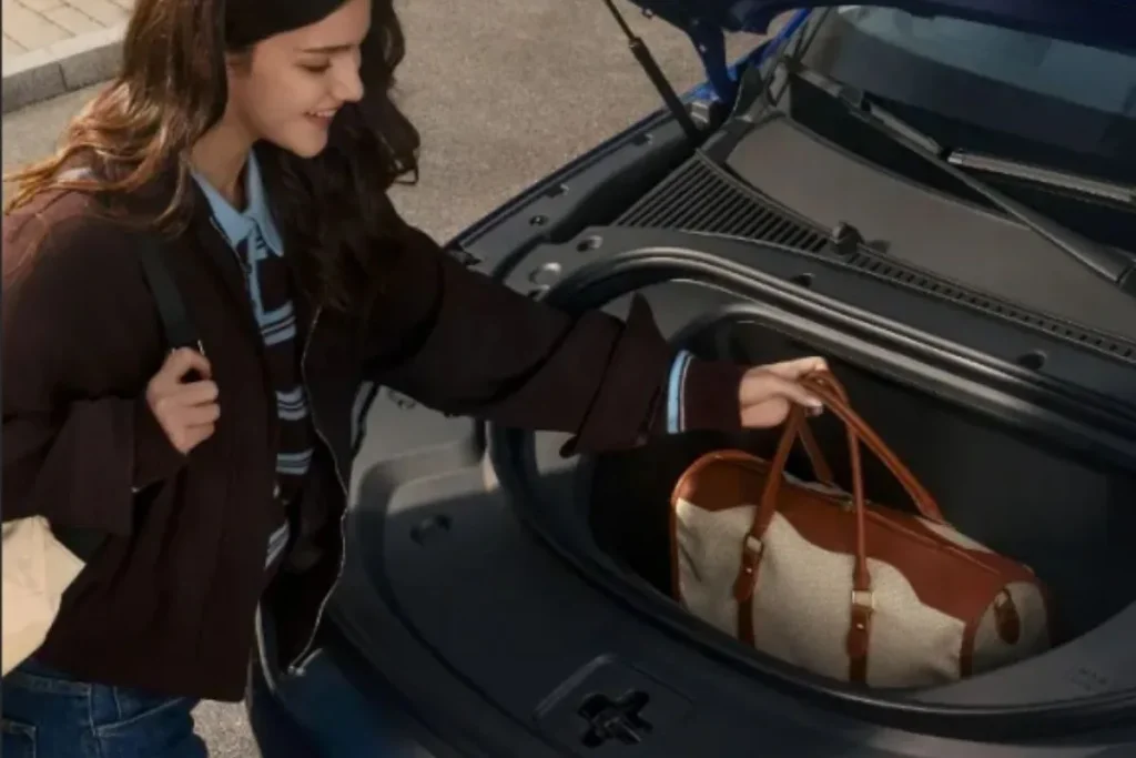 BYD Atto 3 EVO: 510 km de autonomia por 43.990 euros 4 mulher coloca mala no frunk do BYD ATTO 3 Evo