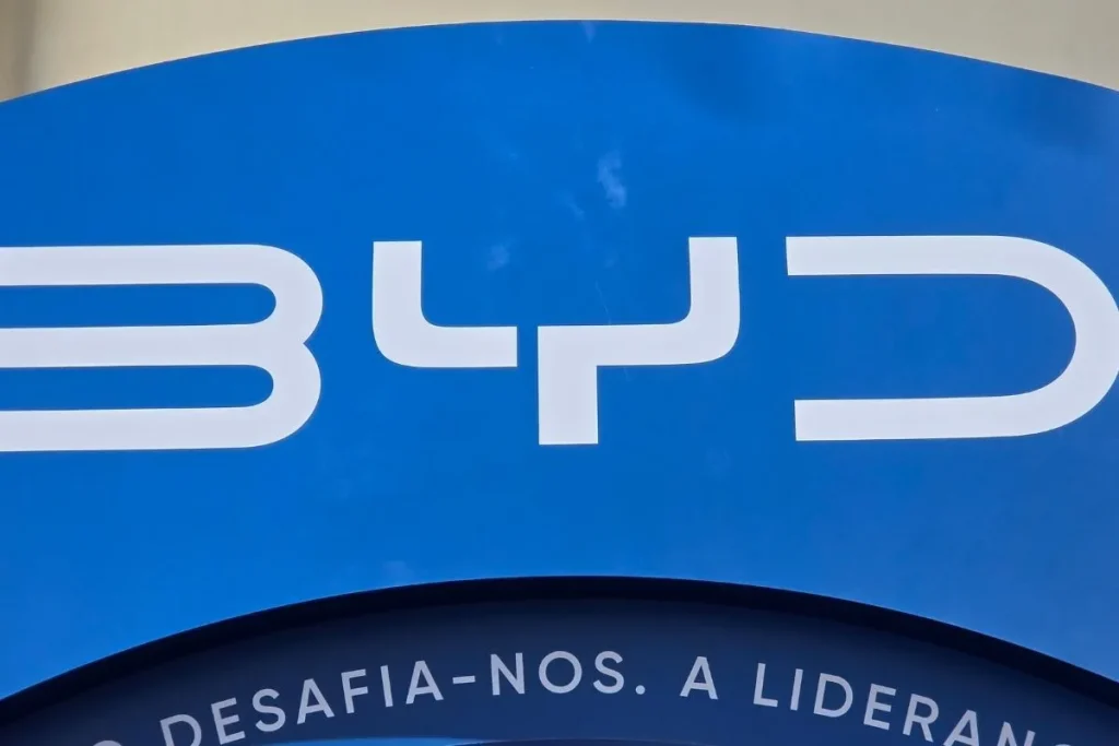 O que o choque petrolífero de 1973 não teve: carros elétricos 8 O logotipo da BYD numa peça publicitária