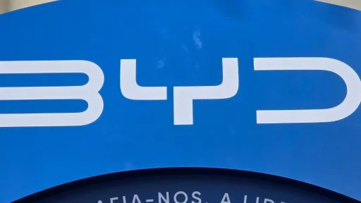 BYD ultrapassa Tesla como marca de sonho 6 O logotipo da BYD numa peça publicitária