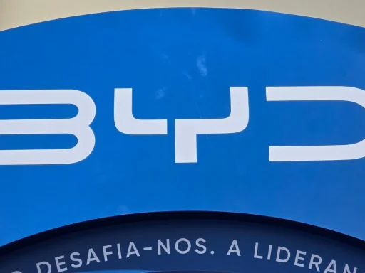 BYD ultrapassa Tesla como marca de sonho 3 O logotipo da BYD numa peça publicitária