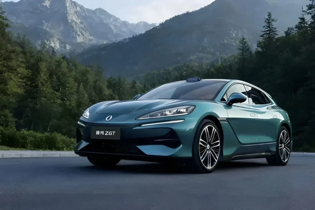 Notícia EVMag: BYD Flash Charging vem para Portugal 6 O Denza Z9 GT numa paisagem montanhosa