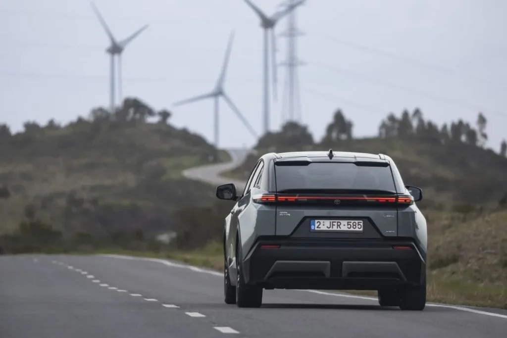 Toyota C-HR+: o best-seller torna-se 100% elétrico 4 Toyota H-CR+