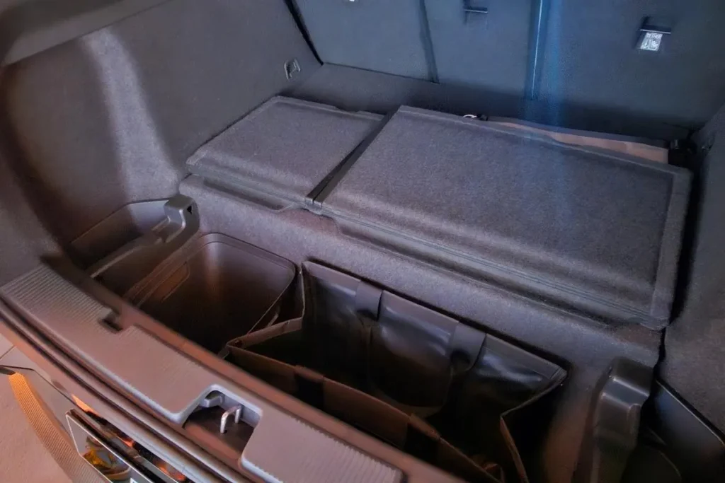 Volvo EX60 tem autonomia de 810 quilómetros 10 A bagageira do EX60 tem um compartimento inferior