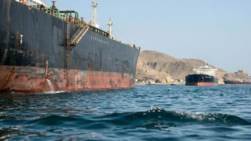 O que o choque petrolífero de 1973 não teve: carros elétricos 8 petroleiro no estreito e Ormuz | imagem gerada por IA