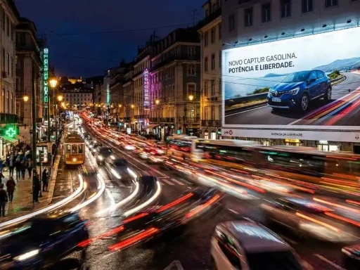 O "novo tabaco": mais de 50 cidades proíbem publicidade a combustíveis fósseis 3 Publicidade a combustíveis fósseis de noite ! imagem gerada por IA