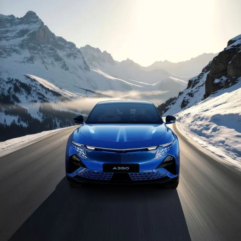 Alpine A390 já pode ser encomendado em Portugal a partir de 67.500 euros 3 O Alpine A390 visto de frente numa estrada de montanha
