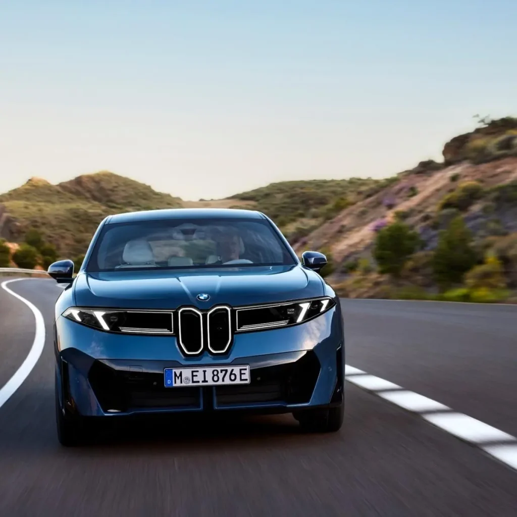 BMW iX3 ganha versão de entrada por 64.200 euros 3 O BMW iX3 40 visto de frente