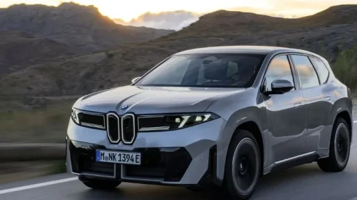 BMW lidera vendas de carros elétricos em abril 9 BMW iX3 na estrada ao pôr do sol abril