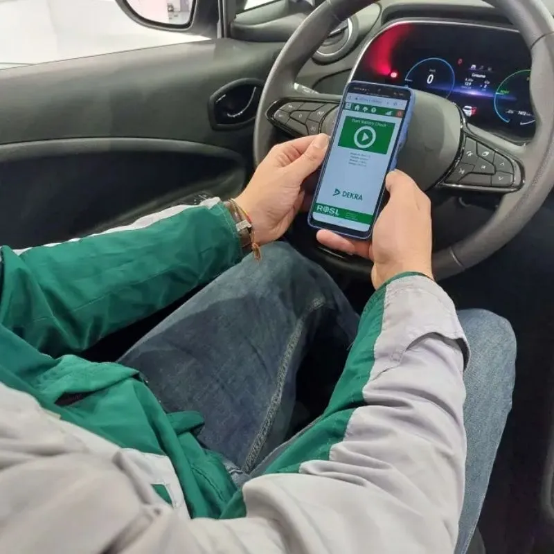 Dicas práticas para comprar um carro elétrico usado 3 mecânico verifica o estado da bateria num carro elétrico usado