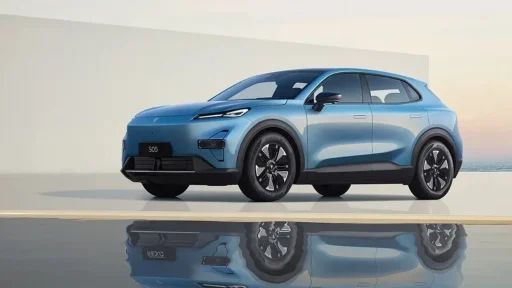 Changan estuda fábrica em Aragão para escapar às tarifas 7 O Changan Deepal 5 numa superfície com reflexo