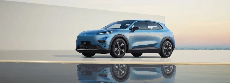 Changan estuda fábrica em Aragão para escapar às tarifas 2 O Changan Deepal 5 numa superfície com reflexo