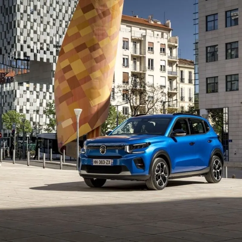 Citroën ë-C3 Autonomia Urbana chega por 19.900€ 3 Citroen e-c3 estacionado num ambiente de cidade moderna