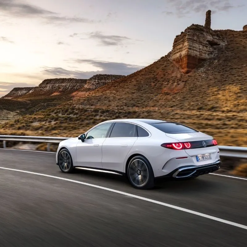 Aí está o Mercedes-Benz Classe C elétrico 11 O Classe branco numa paisagem de arenito