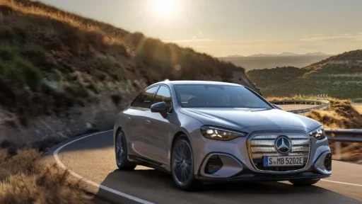 Um em cada quatro Mercedes vendidos na Europa já é elétrico 8 Mercedes Classe C na estrada ao nascer do sol