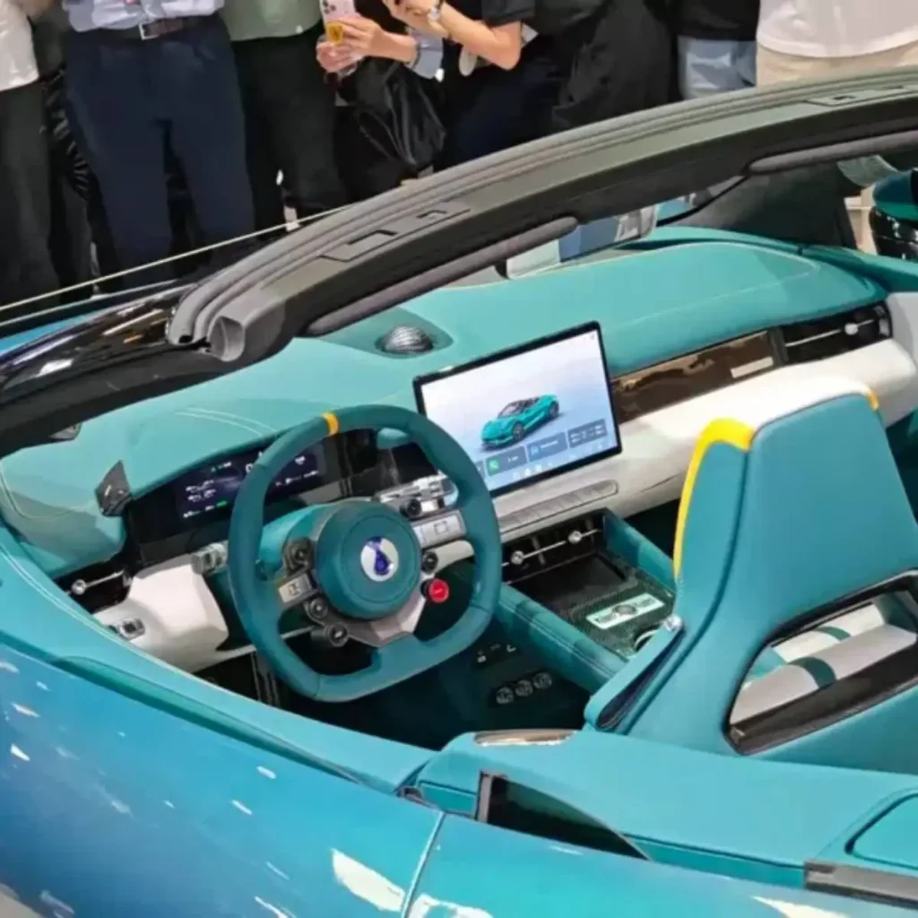 Supercarro Denza Z estreia em Goodwood e aponta à Europa 4 O dezna Z descapotável, pormenor do volante