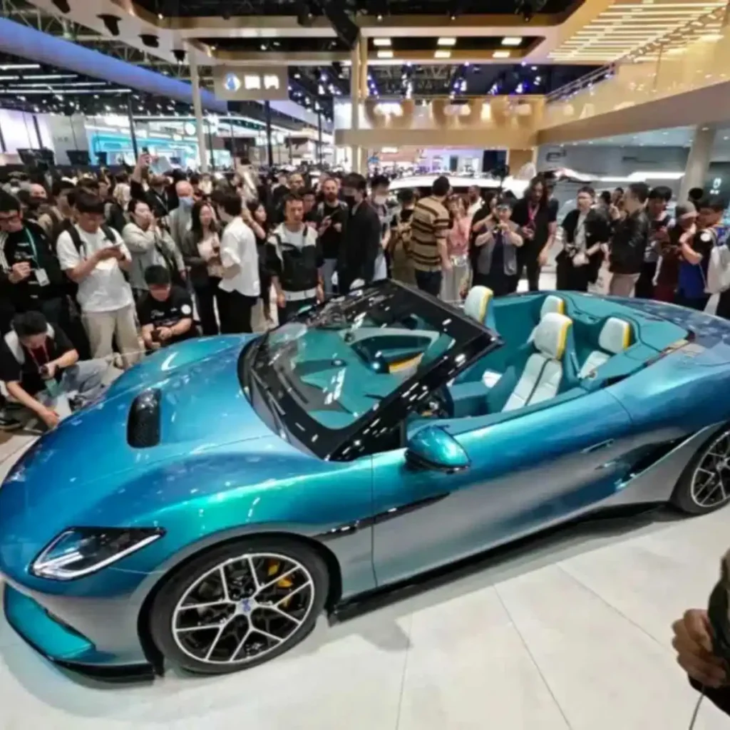 Supercarro Denza Z estreia em Goodwood e aponta à Europa 3 O Denza Z no Salão Automóvel de Pequim com uma multidão por trás