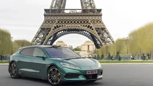 Denza Z9 GT chega à Europa: 960 CV, carga em 5 minutos 9 O Denza Z9 GT em frente à Torre Eiffel