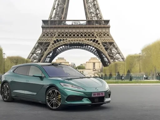 Denza Z9 GT chega à Europa: 960 CV, carga em 5 minutos 5 O Denza Z9 GT em frente à Torre Eiffel