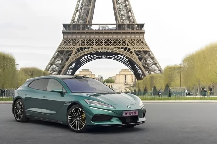 Denza Z9 GT chega à Europa: 960 CV, carga em 5 minutos 2 O Denza Z9 GT em frente à Torre Eiffel