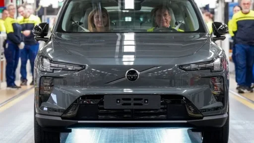 Volvo EX60 entra em produção e chega aos clientes no início do verão 7 O primeiro Volvo EX60 a sair da linha de montagem