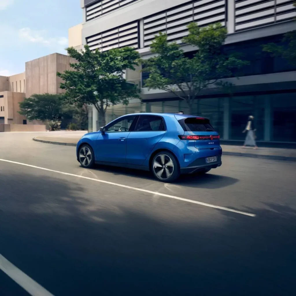 ID. Polo: a Volkswagen traz o best-seller para o século XXI 4 O ID. Polo a circular numa cidade